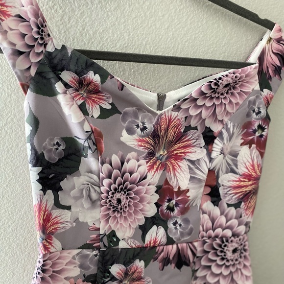 Floral lowcut midi pencil dress - Picture 5 of 8